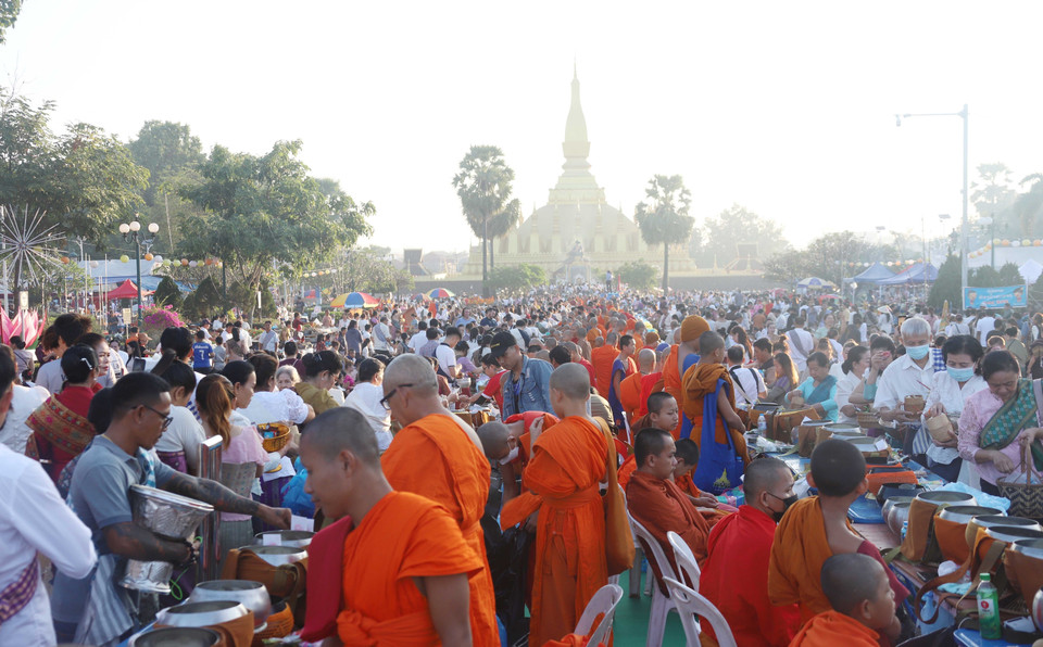 Một góc quang cảnh Lễ Xaybath phía trước sân Thatluang. (Ảnh: Xuân Tú/TTXVN)