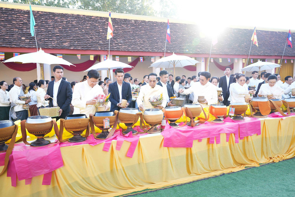 Lãnh đạo cấp cao của Lào đang thực hiện nghi lễ Xaybath trong khuôn viên chùa Thatluang. (Ảnh: Đỗ Bá Thành/TTXVN)