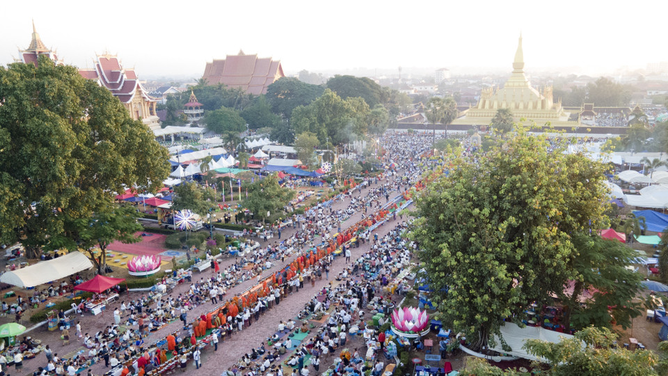 Toàn cảnh lễ Xaybath trong lễ hội Thatluang tại thủ đô Vientiane sáng ngày 15/11. (Ảnh: Đỗ Bá Thành/TTXVN)