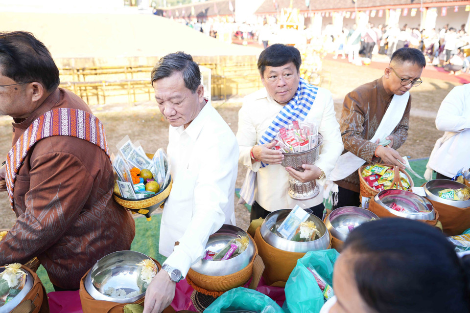 Đại sứ Việt Nam tại Lào Nguyễn Minh Tâm thực hiện nghi lễ Xaybath. (Ảnh: Đỗ Bá Thành/TTXVN)