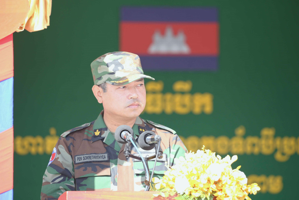 Trung tướng Pen Sokreththyea, Cục trưởng Cục Huấn luyện Bộ Tổng Tư lệnh Quân đội Hoàng gia Campuchia kiêm Trưởng Tiểu ban Huấn luyện của Ủy ban liên Bộ, phát biểu tại lễ khai mạc. (Ảnh: Huỳnh Thảo/TTXVN)