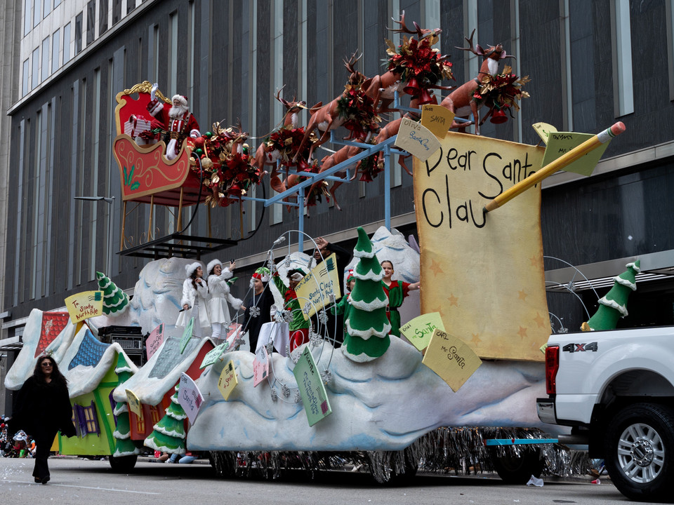 Lễ diễu hành Macy's truyền thống nhân dịp lễ Tạ ơn đang diễn ra tại thành phố New York, Mỹ, với sự tham gia của hàng trăm ca sỹ, vũ công và hoạt náo viên. Điểm nhấn của lễ diễu hành là những quả bóng bay khổng lồ mang hình dáng các nhân vật hoạt hình yêu thích. (Ảnh: THX/TTXVN)