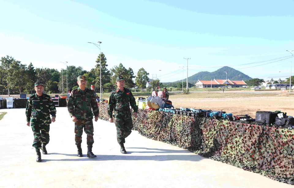 Đại diện Bộ Quốc phòng Campuchia-Lào-Việt Nam tham dự lễ khai mạc diễn tập chung giữa quân đội 3 nước. (Ảnh: Huỳnh Thảo/TXVN)