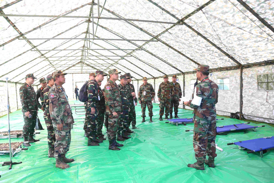 Ban tổ chức kiểm tra các lán trại tại thao trường Trung tâm Huấn luyện Hiến binh Hoàng gia Campuchia ở khu vực núi Chum Sen Rikreay (tỉnh Kampong Chhnang). (Ảnh: Huỳnh Thảo/TTXVN)