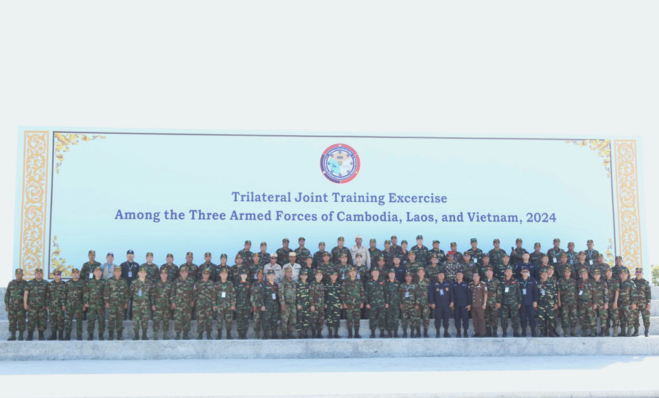 Đại diện Bộ Quốc phòng Campuchia-Lào-Việt Nam và các đại biểu tại sự kiện khai mạc hoạt động diễn tập chung giữa quân đội 3 nước. (Ảnh: Huỳnh Thảo/TTXVN)