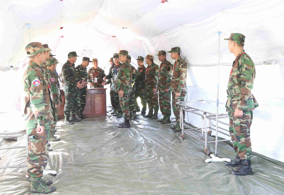 Ban tổ chức kiểm tra các lán trại tại thao trường Trung tâm Huấn luyện Hiến binh Hoàng gia Campuchia ở khu vực núi Chum Sen Rikreay (tỉnh Kampong Chhnang). (Ảnh: Huỳnh Thảo/TTXVN)