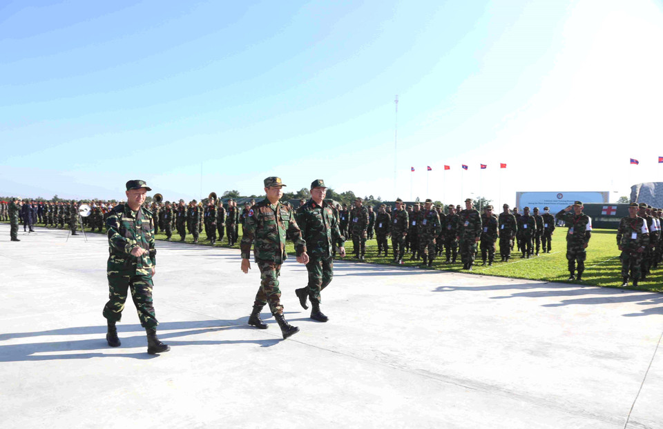 Đại diện Bộ Quốc phòng Campuchia-Lào-Việt Nam tham dự lễ khai mạc diễn tập chung giữa quân đội 3 nước. (Ảnh: Huỳnh Thảo/TXVN)