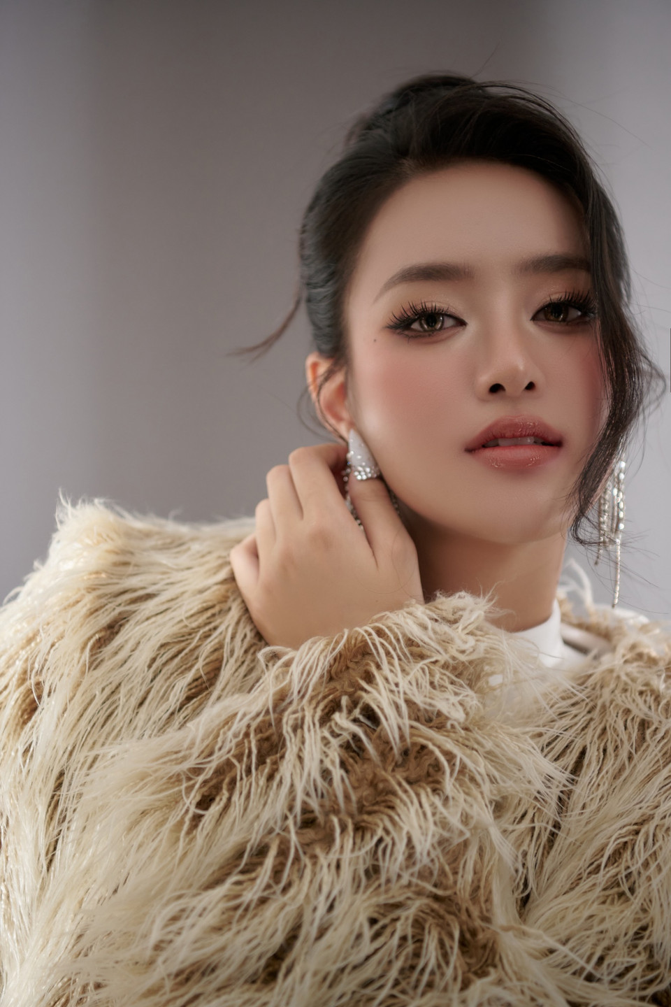 “Trên chặng đường sắp tới, sự tin tưởng và kỳ vọng của quý khán giả cũng sẽ là động lực to lớn đối với Khánh Linh. Khoác trên mình màu cờ sắc áo Việt Nam, Linh sẽ cố gắng hết sức mình để nối dài thành tích tốt đẹp cho quê nhà,” Á hậu bày tỏ. (Ảnh: CTV/Vietnam+)