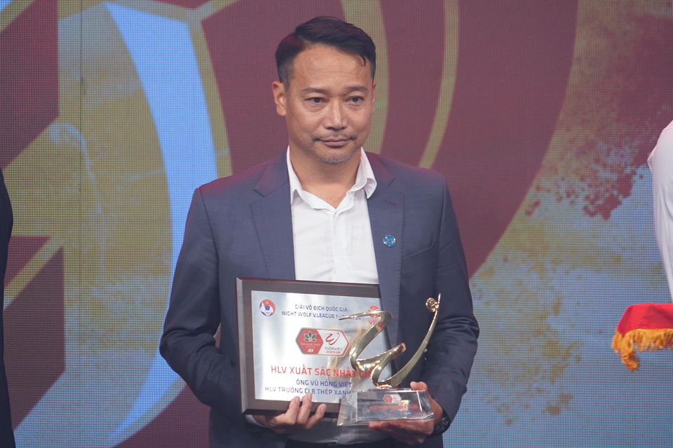 Là 'kiến trúc sư' cho thành công của Đội chủ sân Thiên Trường, chiến lược gia Vũ Hồng Việt nhận danh hiệu Huấn luyện viên xuất sắc nhất giải. (Ảnh: Việt Anh/Vietnam+)