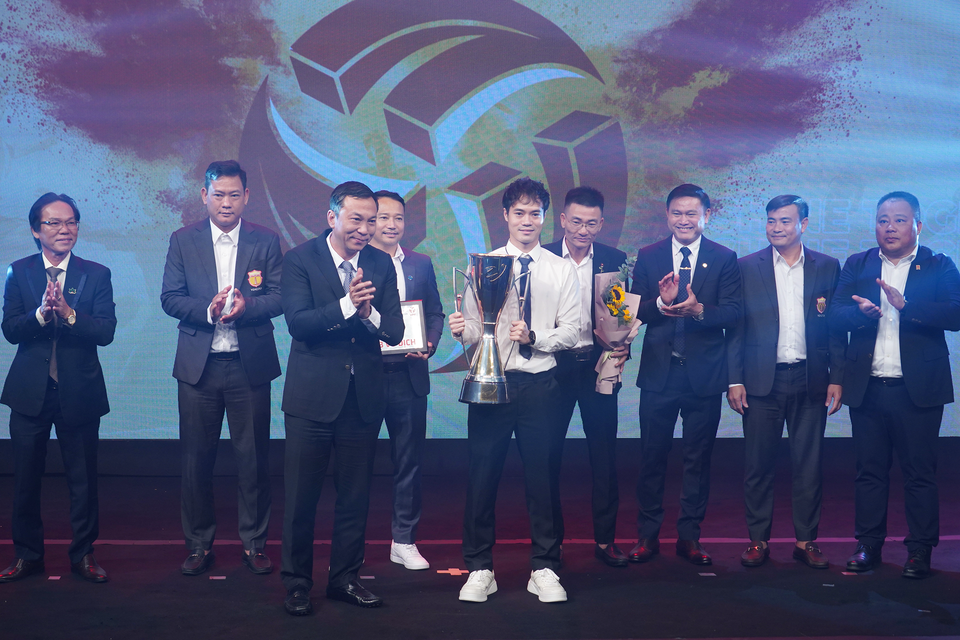 Lên ngôi vô địch V-League 2023-2024 trong màu áo Thép Xanh Nam Định, tiền đạo Văn Toàn (áo trắng) vinh dự góp mặt trong đội hình xuất sắc nhất giải đấu. (Ảnh: Việt Anh/Vietnam+)
