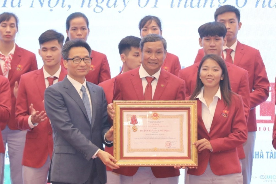 Phó Thủ tướng Vũ Đức Đam trao tặng Huân chương Lao động hạng Ba co 2 tập thể, 19 vận động viên. (Ảnh: Minh Quyết/TTXVN)