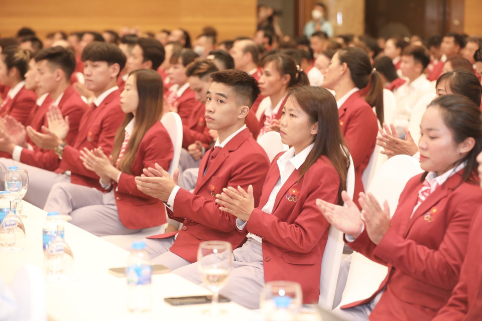 Các vận động viên tiêu biểu tham dự lễ tổng kết. (Ảnh: Minh Quyết/TTXVN)