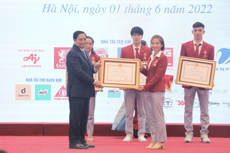 Thủ tướng Chính phủ Phạm Minh Chính trao Huân chương Lao động hạng Nhì cho vận động viên Nguyễn Thị Oanh (Điền Kinh). (Ảnh: Minh Quyết/TTXVN)