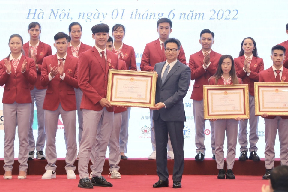 Phó Thủ tướng Vũ Đức Đam trao tặng Huân chương Lao động hạng Ba co 2 tập thể, 19 vận động viên. (Ảnh: Minh Quyết/TTXVN)