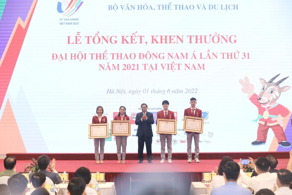 Thủ tướng Chính phủ Phạm Minh Chính trao Huân chương Lao động hạng Nhì cho các vận động viên: Nguyễn Huy Hoàng (Bơi), Trần Hưng Nguyên (bơi), Nguyễn Thị Hương (canoeing), Nguyễn Thị Oanh (điền kinh). (Ảnh: Minh Quyết/TTXVN)