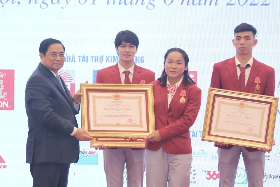 Thủ tướng Chính phủ Phạm Minh Chính trao Huân chương Lao động hạng Nhì cho vận động viên Nguyễn Thị Hương (Canoeing).(Ảnh: Minh Quyết/TTXVN)