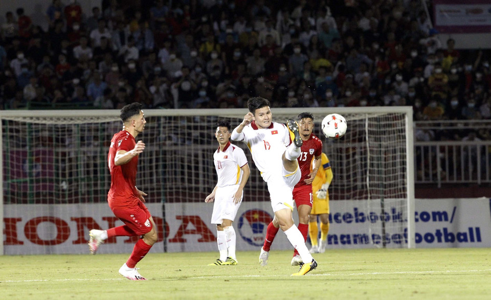  Pha tranh bóng giữa các tuyển thủ Việt Nam (áo trắng) với các cầu thủ Afghanistan. (Ảnh: Thanh Vũ/TTXVN)