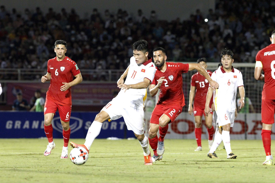 Pha đi bóng của Phạm Tuấn Hải (11-áo trắng) qua các cầu thủ Afghanistan. (Ảnh: Thanh Vũ/TTXVN)