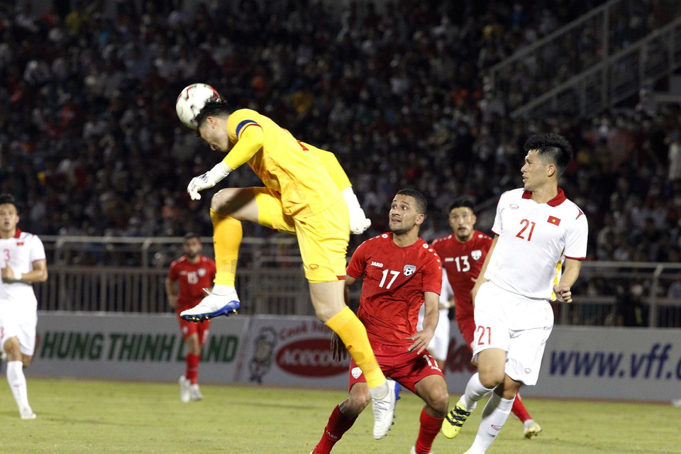 Pha rời khung thành cứu nguy của thủ môn tuyển Việt Nam Đặng Văn Lâm. (Ảnh: Thanh Vũ/TTXVN)