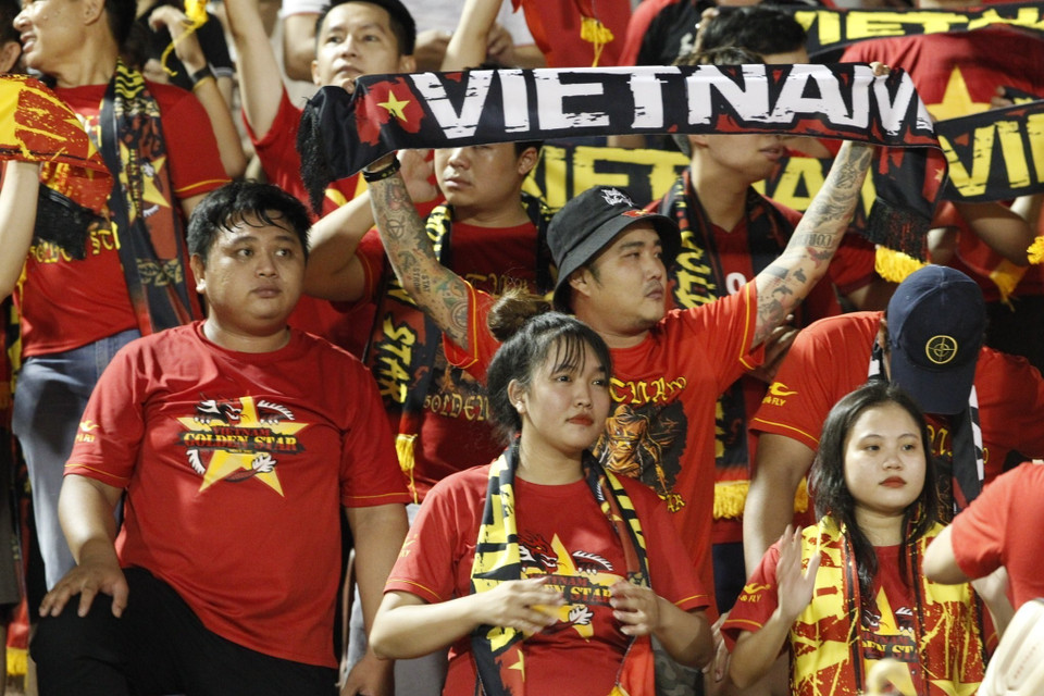 Đông đảo cổ động viên Việt Nam cổ vũ tại trận đấu giao hữu giữa đội tuyển Việt Nam đội tuyển Afghanistan. (Ảnh: Thanh Vũ-Xuân Khu/TTXVN)