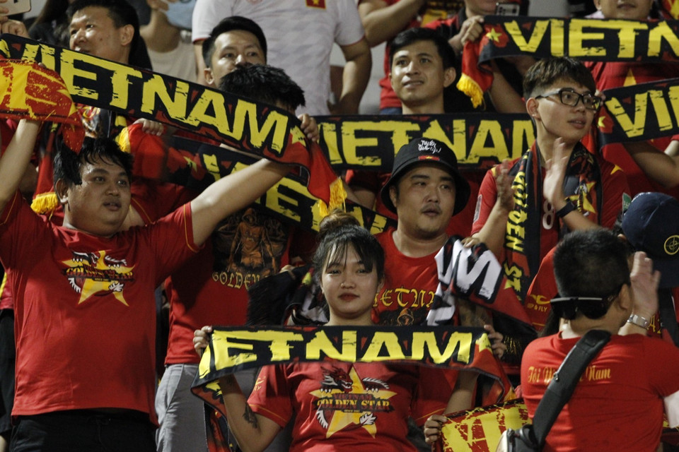 Cổ động viên Việt Nam cổ vũ tại trận đấu giao hữu giữa đội tuyển Việt Nam đội tuyển Afghanistan. (Ảnh: Thanh Vũ/TTXVN)