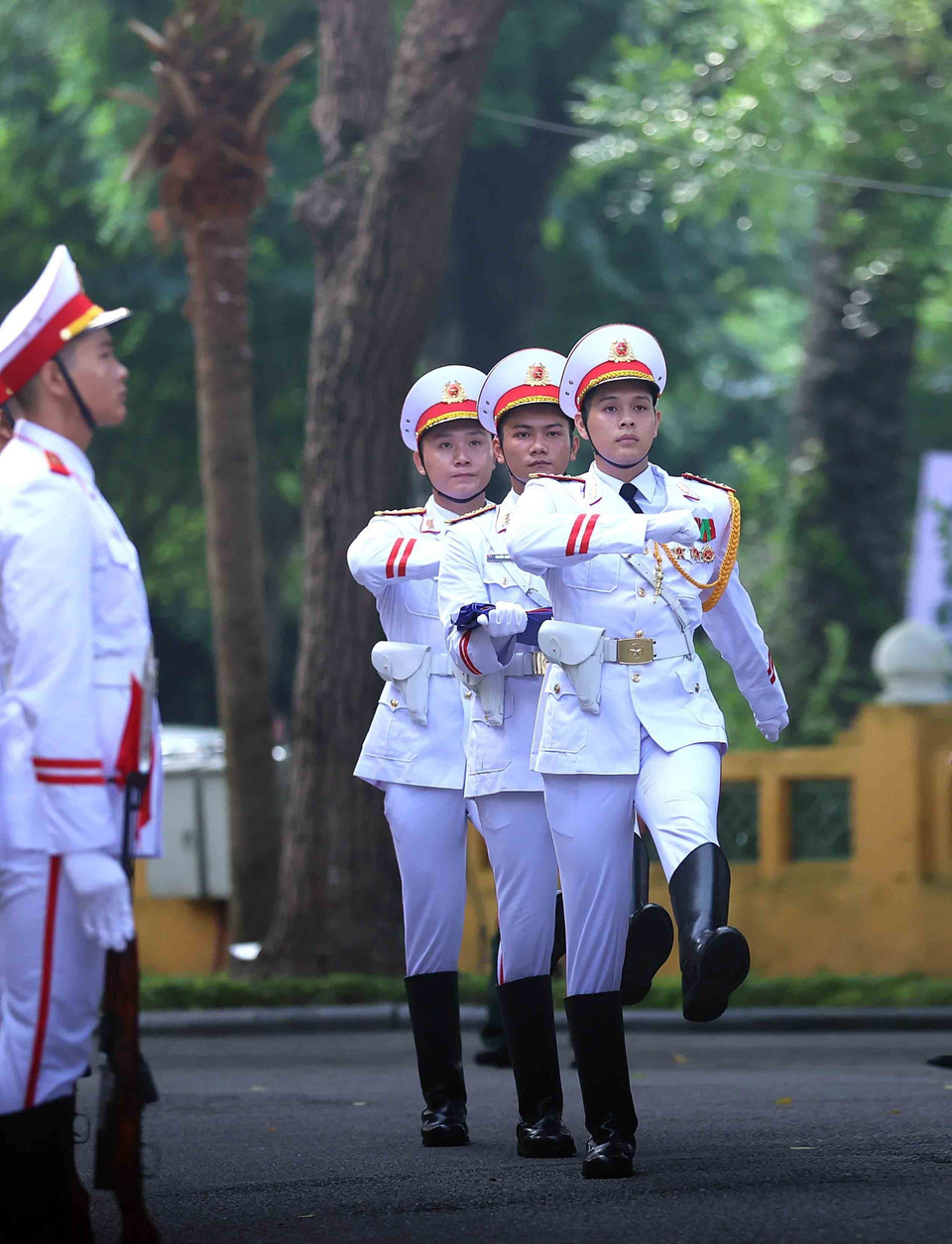 Lực lượng tiêu binh chuẩn bị thực hiện nghi thức thượng cờ ASEAN. (Ảnh: An Đăng/TTXVN)