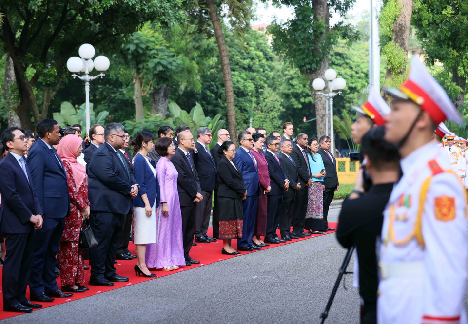 Đại diện đại sứ quán các nước, tổ chức quốc tế cùng các đại biểu dự lễ thượng cờ. (Ảnh: An Đăng/TTXVN)