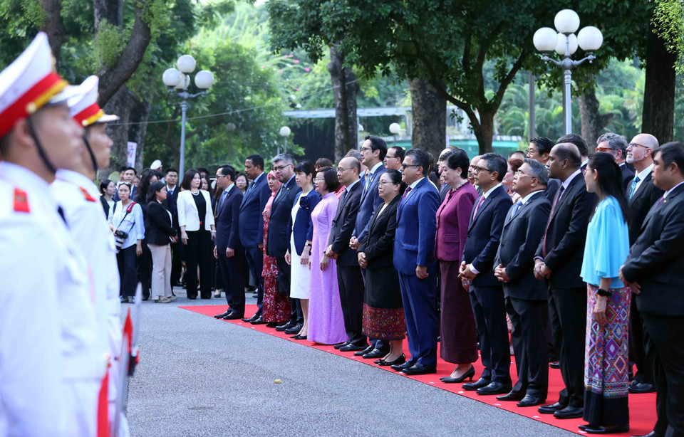 Đại diện đại sứ quán các nước, tổ chức quốc tế cùng các đại biểu chào cờ ASEAN. (Ảnh: An Đăng/TTXVN)