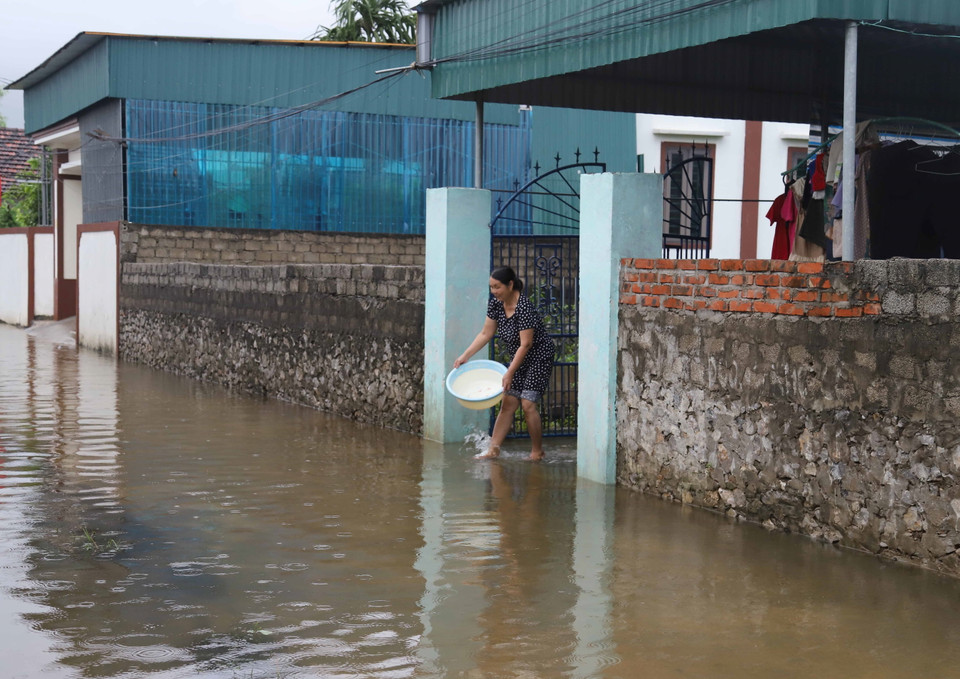 Nước dâng cao ngập đường liên xóm, ảnh hưởng đến đời sống của người dân ở Diễn Châu, Nghệ An. (Ảnh: Xuân Tiến/TTXVN)