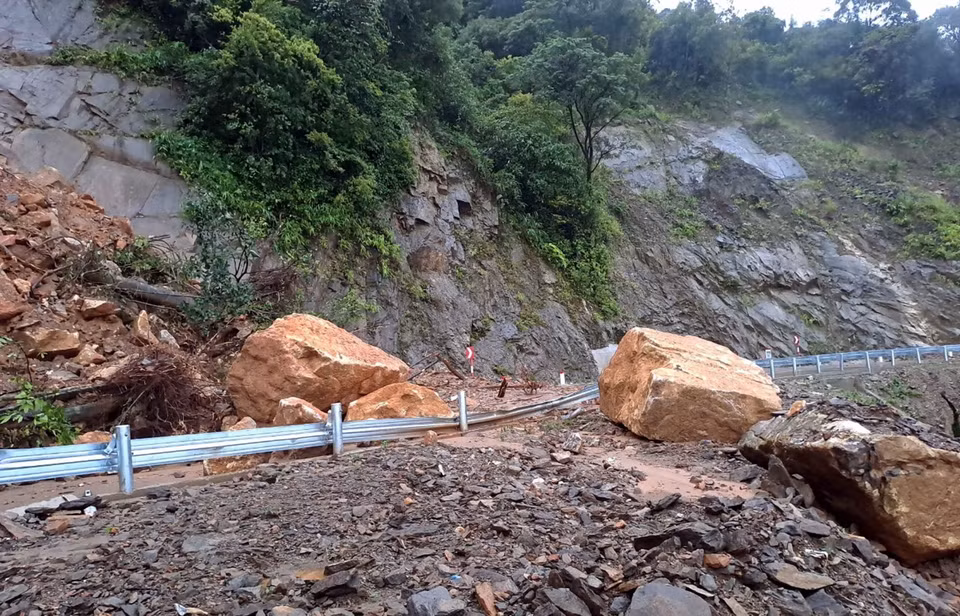 Điểm sạt lở trên Quốc lộ 8A đoạn qua xã Sơn Kim I, huyện Hương Sơn, tỉnh Hà Tĩnh. (Ảnh: TTXVN phát)