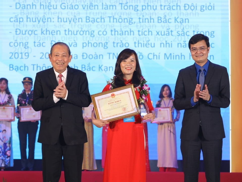 Phó Thủ tướng Thường trực Trương Hòa Bình (bên trái) và Bí thư Trung ương Đoàn, Chủ tịch Trung ương Hội Sinh viên Việt Nam Bùi Quang Huy trao Bằng khen và biểu trưng, tuyên dương 'Nhà giáo trẻ tiêu biểu' cấp Trung ương lần thứ II. (Ảnh: Văn Điệp/TTXVN)
