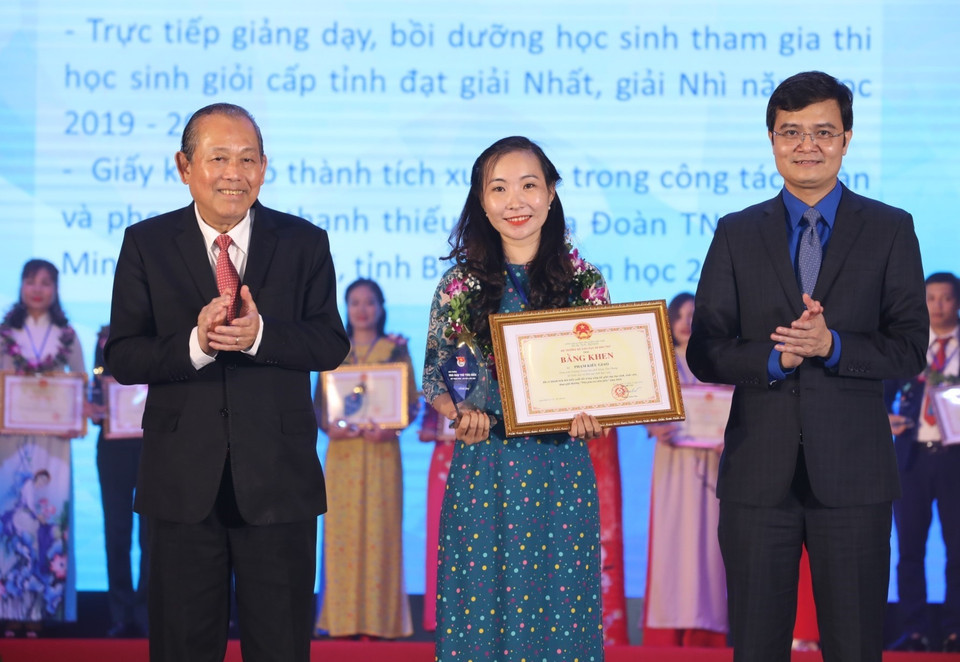 Phó Thủ tướng Thường trực Trương Hòa Bình (bên trái) và Bí thư Trung ương Đoàn, Chủ tịch Trung ương Hội Sinh viên Việt Nam Bùi Quang Huy trao Bằng khen và biểu trưng, tuyên dương 'Nhà giáo trẻ tiêu biểu' cấp Trung ương lần thứ II. (Ảnh: Văn Điệp/TTXVN)