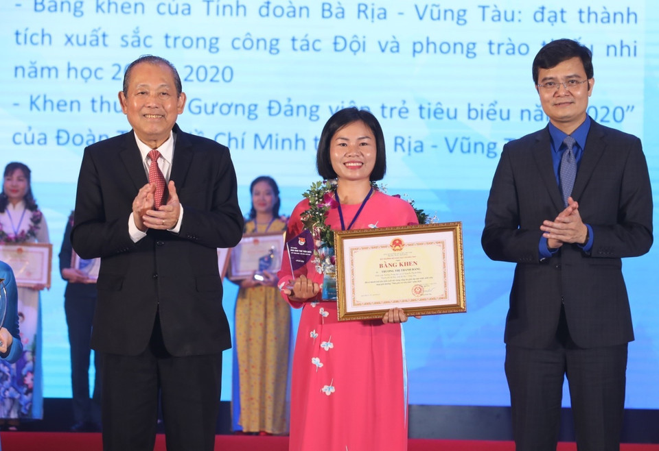 Phó Thủ tướng Thường trực Trương Hòa Bình (bên trái) và Bí thư Trung ương Đoàn, Chủ tịch Trung ương Hội Sinh viên Việt Nam Bùi Quang Huy trao Bằng khen và biểu trưng, tuyên dương 'Nhà giáo trẻ tiêu biểu' cấp Trung ương lần thứ II. (Ảnh: Văn Điệp/TTXVN)