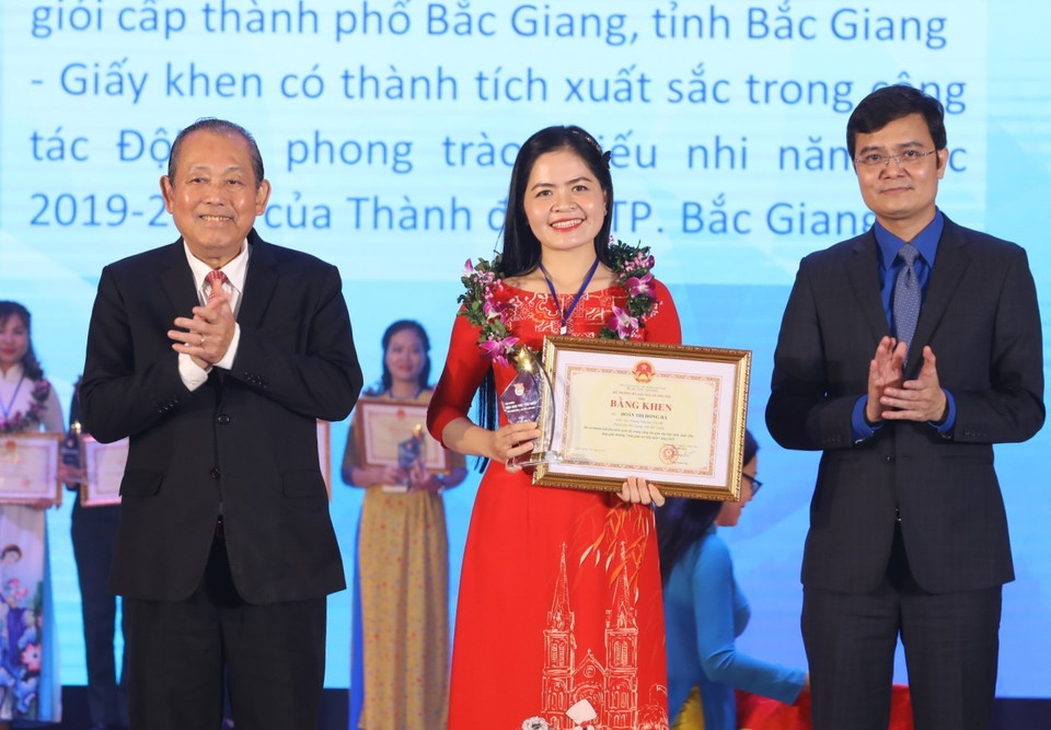 Phó Thủ tướng Thường trực Trương Hòa Bình (bên trái) và Bí thư Trung ương Đoàn, Chủ tịch Trung ương Hội Sinh viên Việt Nam Bùi Quang Huy trao Bằng khen và biểu trưng, tuyên dương 'Nhà giáo trẻ tiêu biểu' cấp Trung ương lần thứ II.(Ảnh: Văn Điệp/TTXVN)