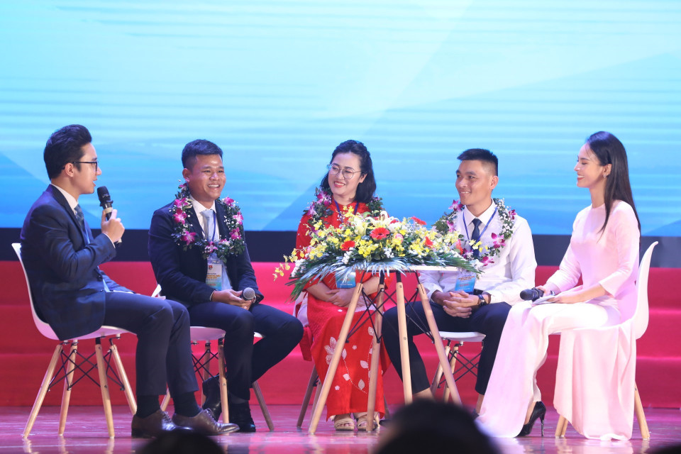 Các thầy cô giáo giao lưu tại chương trình. (Ảnh: Văn Điệp/TTXVN)