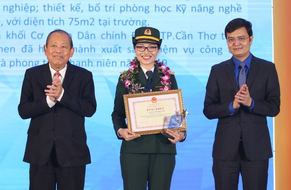 Phó Thủ tướng Thường trực Trương Hòa Bình (bên trái) và Bí thư Trung ương Đoàn, Chủ tịch Trung ương Hội Sinh viên Việt Nam Bùi Quang Huy trao Bằng khen và biểu trưng, tuyên dương 'Nhà giáo trẻ tiêu biểu' cấp Trung ương lần thứ II. (Ảnh: Văn Điệp/TTXVN)