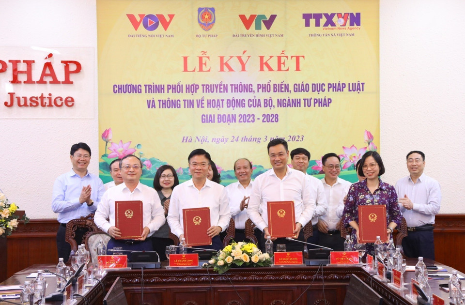 Tổng Giám đốc Thông tấn xã Việt Nam Vũ Việt Trang, Tổng Giám đốc Đài Truyền hình Việt Nam Lê Ngọc Quang, Bộ trưởng Bộ Tư pháp Lê Thành Long và Tổng Giám đốc Đài Tiếng nói Việt Nam Đỗ Tiến Sỹ thực hiện ký kết. (Ảnh: Văn Điệp/TTXVN)