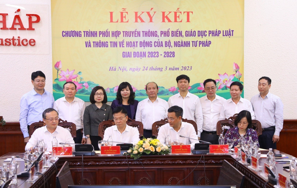 Tổng Giám đốc Thông tấn xã Việt Nam Vũ Việt Trang, Tổng Giám đốc Đài Truyền hình Việt Nam Lê Ngọc Quang, Bộ trưởng Bộ Tư pháp Lê Thành Long và Tổng Giám đốc Đài Tiếng nói Việt Nam Đỗ Tiến Sỹ thực hiện ký kết (từ phải qua trái). (Ảnh: Văn Điệp/TTXVN)