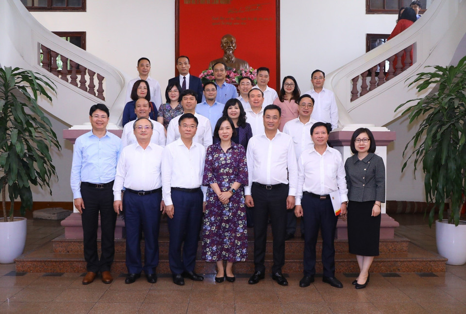 Bộ trưởng Bộ Tư pháp Lê Thành Long cùng lãnh đạo các cơ quan báo chí Trung ương và các đại biểu chụp ảnh chung. (Ảnh: Văn Điệp/TTXVN)