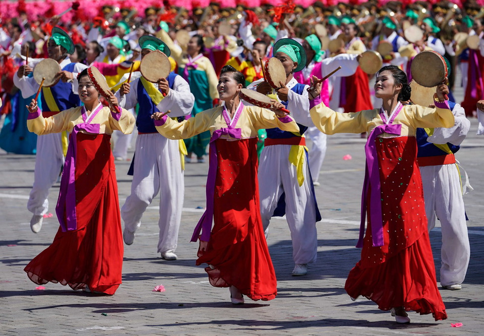 Đoàn nghệ thuật trong lễ diễu binh kỷ niệm 70 năm Quốc khánh Triều Tiên tại Quảng trường Kim Nhật Thành ở thủ đô Bình Nhưỡng, Triều Tiên ngày 9/9. (Ảnh: THX/TTXVN)