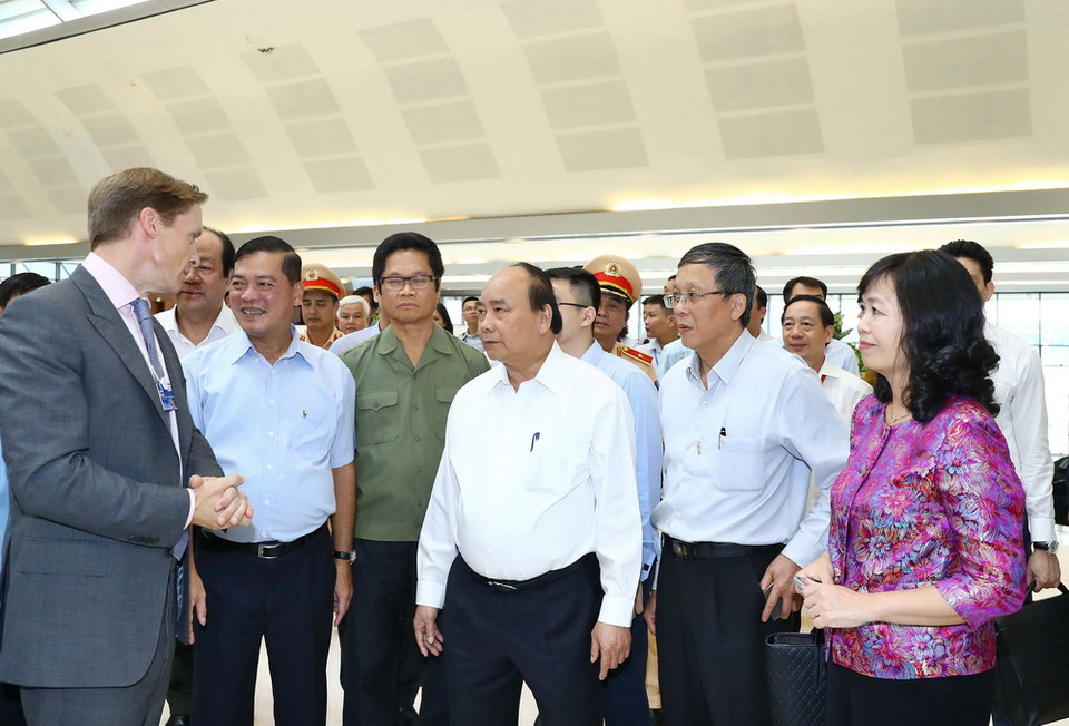 Thủ tướng Nguyễn Xuân Phúc đi thị sát và cho ý kiến chỉ đạo về công tác chuẩn bị hội nghị. (Ảnh: Thống Nhất/TTXVN)