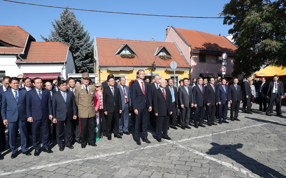 Tổng Bí thư Nguyễn Phú Trọng và các đại biểu nghe quân nhạc cử Quốc thiều hai nước. (Ảnh: Trí Dũng/TTXVN)