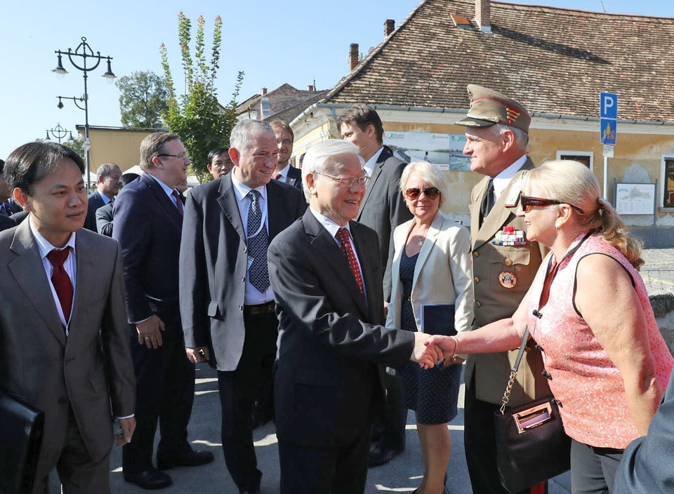 Tổng Bí thư Nguyễn Phú Trọng với các đại biểu tại Quảng trường thành phố Szentendre. (Ảnh: Trí Dũng/TTXVN)