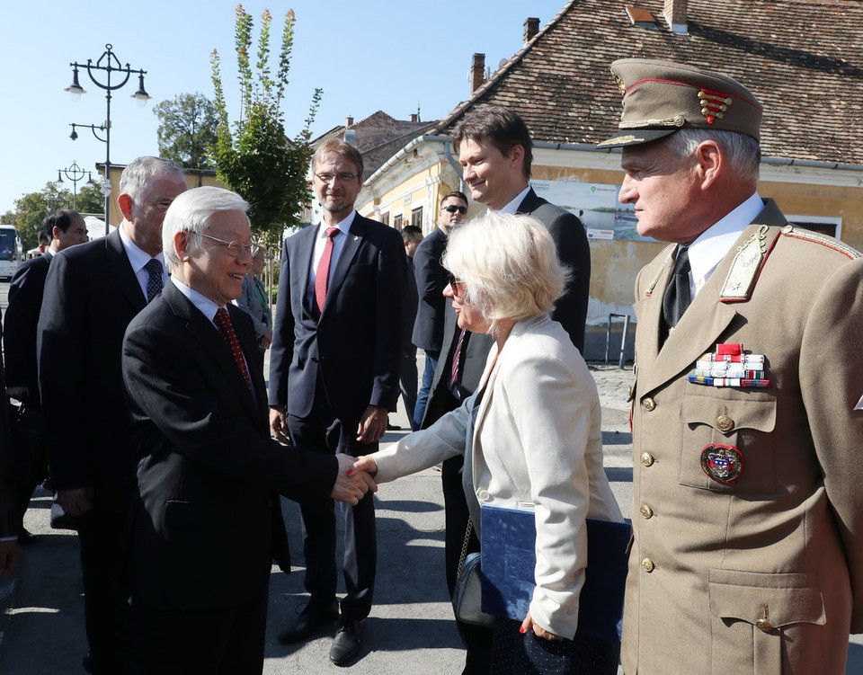 Tổng Bí thư Nguyễn Phú Trọng với các đại biểu tại Quảng trường thành phố Szentendre. (Ảnh: Trí Dũng/TTXVN)