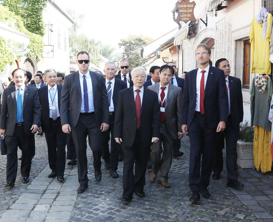 Thị trưởng thành phố Szentendre, ngài Verseghi-Nagy Miklós (bên phải) cùng Tổng Bí thư Nguyễn Phú Trọng tham quan khu phố cổ Szentendre. (Ảnh: Trí Dũng/TTXVN)