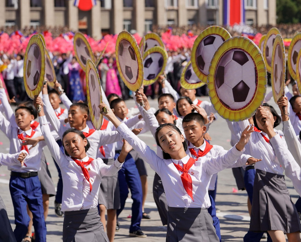 Học sinh, sinh viên trong lễ diễu binh kỷ niệm 70 năm Quốc khánh Triều Tiên tại Quảng trường Kim Nhật Thành ở thủ đô Bình Nhưỡng, Triều Tiên ngày 9/9. (Ảnh: THX/TTXVN)