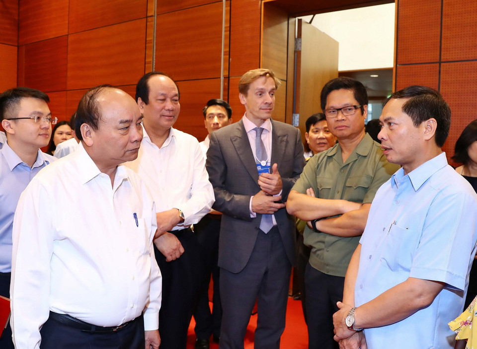 Thứ trưởng Thường trực Bộ Ngoại giao Bùi Thanh Sơn, Trưởng Ban Tổ chức Hội nghị WEF ASEAN 2018 (bên phải) báo cáo với Thủ tướng Nguyễn Xuân Phúc về công tác chuẩn bị cho hội nghị. (Ảnh: Thống Nhất/TTXVN)