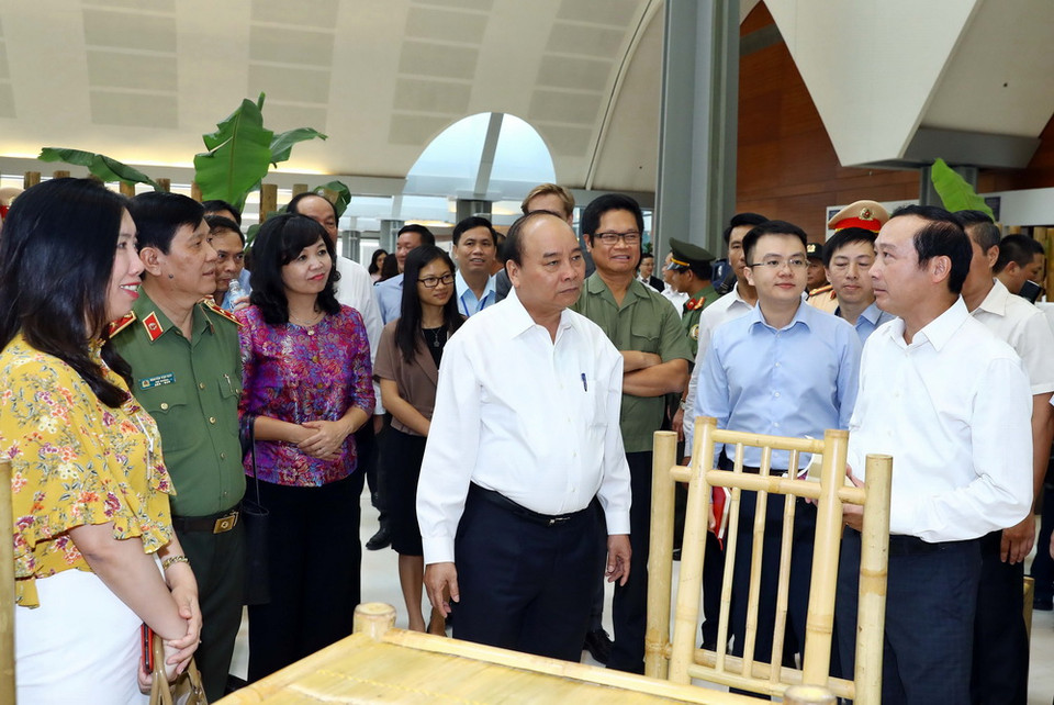 Thủ tướng Nguyễn Xuân Phúc đi thị sát và cho ý kiến chỉ đạo về công tác chuẩn bị hội nghị. (Ảnh: Thống Nhất/TTXVN)