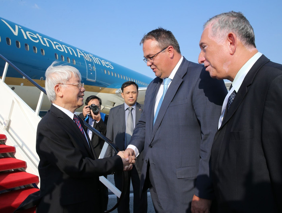 Quốc vụ khanh Bộ Ngoại giao Hungary, Chủ tịch Phân ban hợp tác Hungary-Việt Nam Balogh Csaba, cùng các quan chức Hungary đón Tổng Bí thư Nguyễn Phú Trọng. (Ảnh: Trí Dũng/TTXVN)