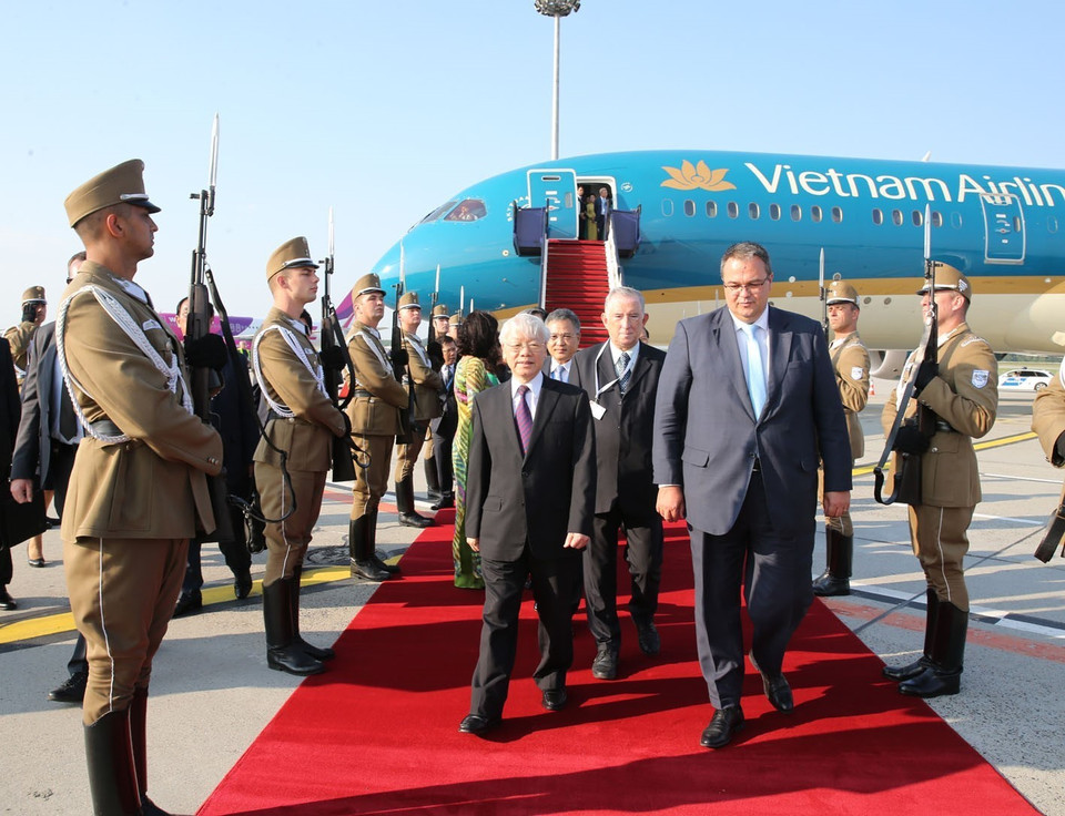 Lễ đón chính thức Tổng Bí thư Nguyễn Phú Trọng tại Sân bay Quốc tế ở Thủ đô Budapest. (Ảnh: Trí Dũng/TTXVN)